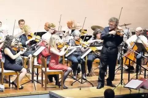 Das Orchester des TSV Mannheim spielte unter Leitung von Ionel Ungureanu, Geiger in der Deutschen Staatsphilharmonie Rheinland-P