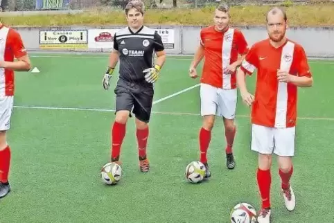 Die Neuzugänge der Zweiten Mannschaft von Rot-Weiss Seebach (von links): Deniz Atilgan, Lars Noe, Torwart Sven Bolm, Tim Reither
