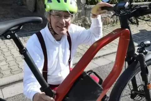 Michael Kauffeld mit seinem S-Pedelec, das er an der Karlsruher Hochschule immer mit ins Büro nimmt.  Foto: van