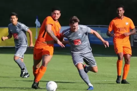 Farbtupfer: TuS Mechtersheim (grau) gegen FC Speyer 09. Foto: Lenz