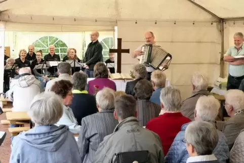 Diesmal im Zelt: Der ökumenische Gottesdienst gehört zur Reichenbacher Kerwe dazu.  Foto: Potdevin