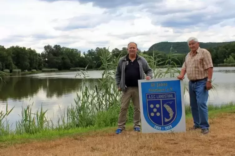 ASC-Vorsitzender Klaus Schmidt (links) und Gründungsmitglied Horst Blinn am Silbersee: Das Gewässer gehört dem Verein. Foto: Kle