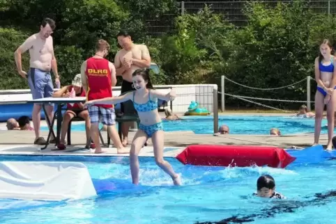 Das Wasserlaufen mit Hindernissen machte allen viel Spaß. Im Bild vorne ist Jovanna Rudolphi zu sehen, als nächste „Läuferin“ wa