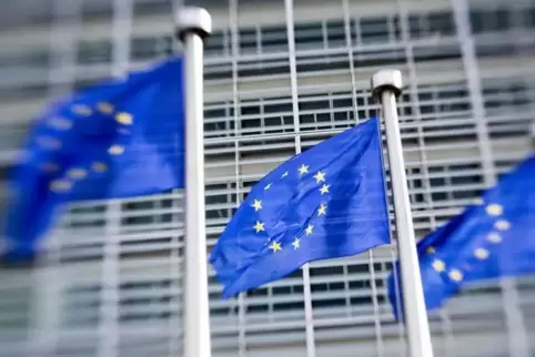 EU-Fahnen wehen vor der EU-Kommission in Brüssel Foto: dpa