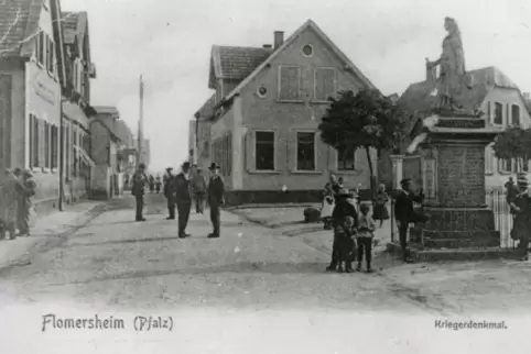 Damals noch eine eigenständige Gemeinde: Eine alte Postkarte zeigt das Kriegerdenkmal in Flomersheim. Foto: STADTARCHIV