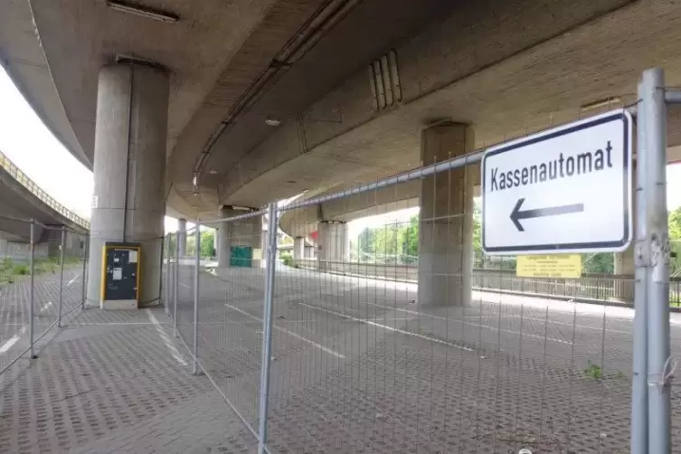 Eine der Sehensw&uuml;rdigkeiten bei der Tour &bdquo;Zur&uuml;ck zum Beton&ldquo; war auch die Absperrung unter der Hochstra&szlig;e auf dem Messplatz.  Fot