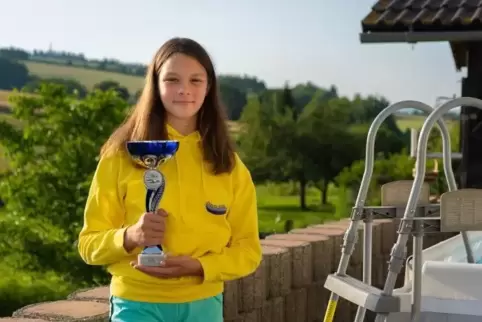 Sammelt Trophäen: die Schwimmerin Milena Heil.  Foto: Mieves