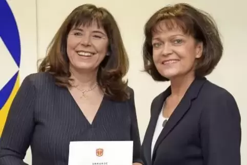 Eva Lohse (rechts) überreichte Jutta Steinruck im Dezember 2017 deren Ernennungsurkunde als Oberbürgermeisterin.  Foto: KUNZ
