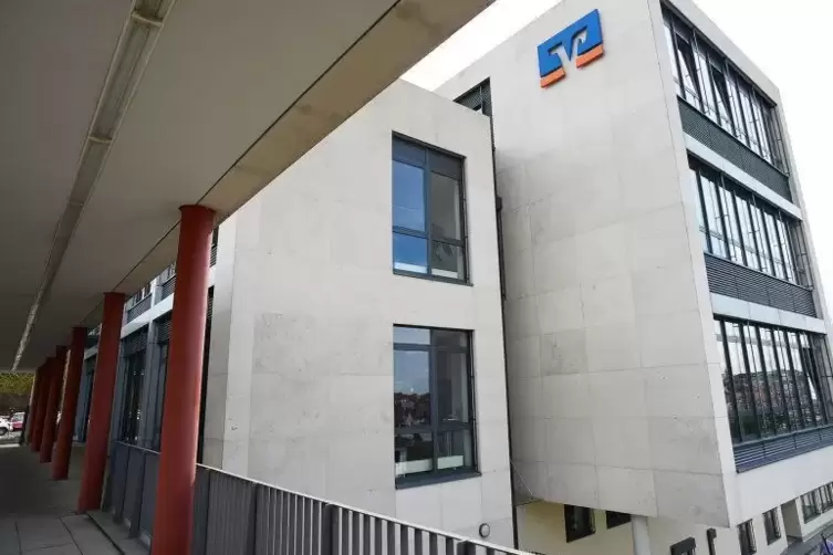 In der Zentrale der VR-Bank Südwestpfalz in Pirmasens fiel die Entscheidung, das Angebot an sechs Standorten zu reduzieren. Foto