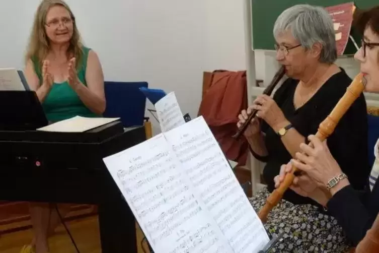 Die Teilnehmerinnen im Flötenkurs erarbeiten sich unter der Anleitung von Claudia Leibovitz (links) das Programm für die beiden 