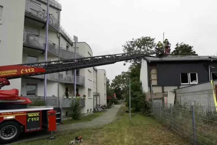 Der Tag nach dem Feuer: Kräfte der Renolit-Werksfeuerwehr bei Arbeiten am Dach des Schützenhauses.  Foto: BOLTE