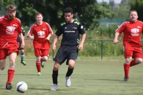 Fußballspiel der Dürkheimer Lebenshilfe-Mannschaft (in Schwarz) gegen die Südpfalz-Werkstätten Offenbach. Foto: Schade