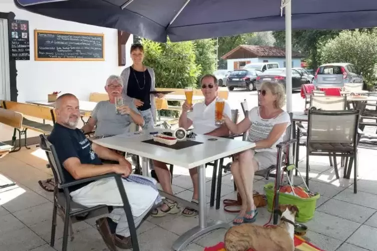 In ihrem Biergarten: Chef Uwe Westrich (links) und Ehefrau Martina (stehend) mit Gästen.  Foto: Lenz
