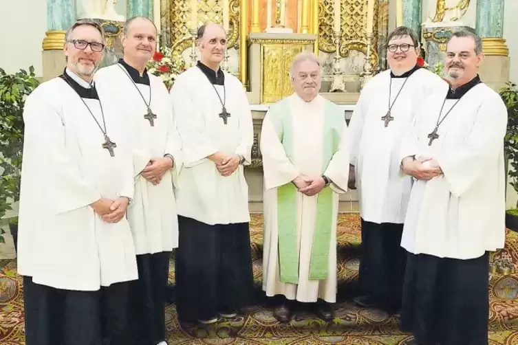 Die ungewöhnliche Ministranten-Gruppe mit dem vor wenigen Tagen verabschiedeten Pfarrer Walter Fuhrmann (Dritter von rechts): Di