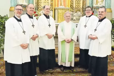 Die ungewöhnliche Ministranten-Gruppe mit dem vor wenigen Tagen verabschiedeten Pfarrer Walter Fuhrmann (Dritter von rechts): Di