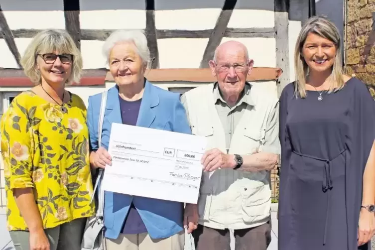 Statt Geschenken zum 90. Geburtstag von Irma Pfleger wurde um Geld für das Hospiz gebeten. 800 Euro, von Irma und Herbert Pflege