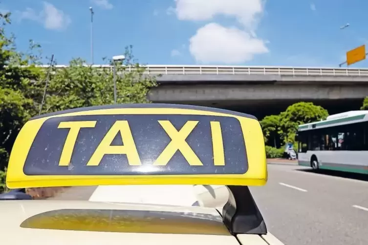 Die Taxizentrale steuert in Ludwigshafen die Fahrten von 76 Taxis von 18 Unternehmern.