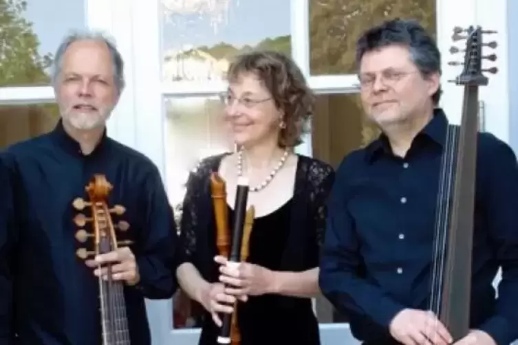 Gabriele Hilsheimer (Flöten), Michael Spengler (Gambe) und Johannes Vogt (Laute) sind das Ensemble Flauto con bassi.   Foto: VER