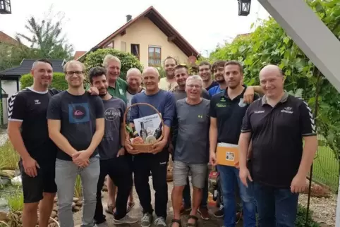 Zum Abschied noch ein Bild mit „ihrem“ Trainer Sandor Tenke. Den Geschenkkorb hat er schon. Foto: wesper