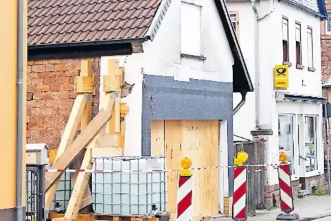 In dieses Gebäude krachte der Wagen, der zuvor zwei Kerwebesucherinnen erfasst hatte.