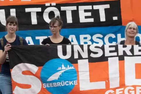 Seebrücke-Aktivisten bei einer Demo Anfang Juli in Frankfurt am Main. Foto: dpa