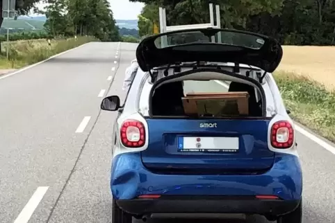 Mit seiner Hand hielt der Fahrer den Tisch während der Fahrt fest. Foto: Polizei Rheinland-Pfalz/dpa