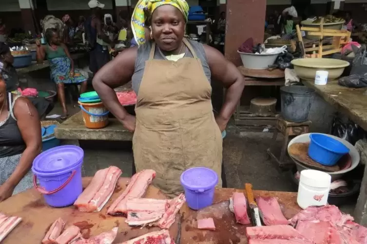 Die Marktfrau in São Tomé einem Inseelstaat vor der Westküste in Afrika wollte sich unbedingt fotografieren – unüblich in Afrika