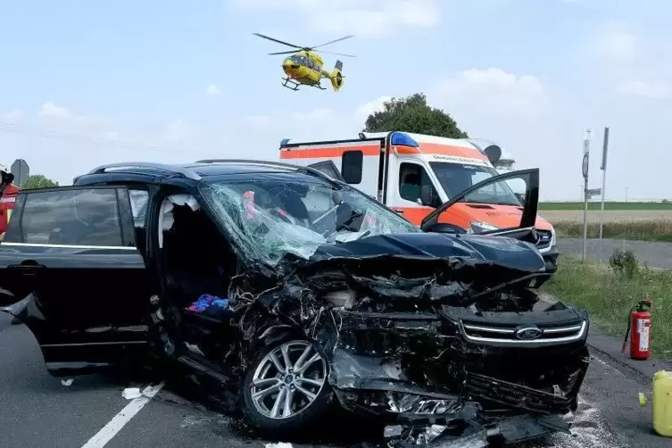 Sowohl die Autofahrerin und ihre Beifahrerin als auch der Lkw-Fahrer wurden verletzt in ein Krankenhaus gebracht. Dabei war auch