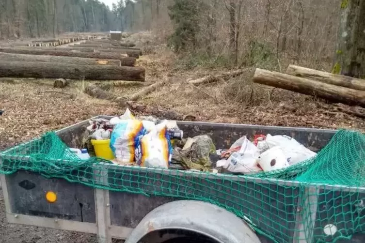 Immer wieder müssen Förster Müll aus dem Bienwald entsorgen. Foto: Forstamt/frei