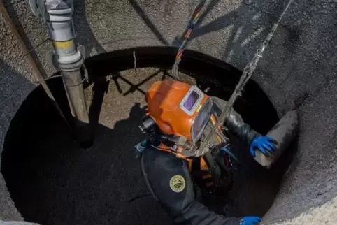 Hinunter in dunklen Schaum und dicken Schlamm: 50 Minuten arbeitet je einer der fünf Taucher im Faulturm. Im Dunkeln sind die Hä