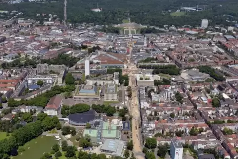 Luftbild der Karlsruher Innenstadt: Der Gemeinderat hat jetzt beschlossen, den Klimanotstand auszurufen.   Foto: dpa