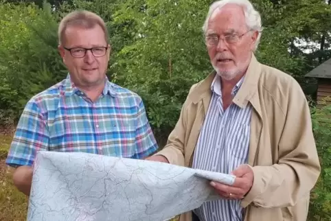 Joachim Ritter, Vorsitzender des Pfälzerwald-Vereins Iggelbach (rechts), und sein Stellvertreter Jürgen Ruf haben eine Tour um d