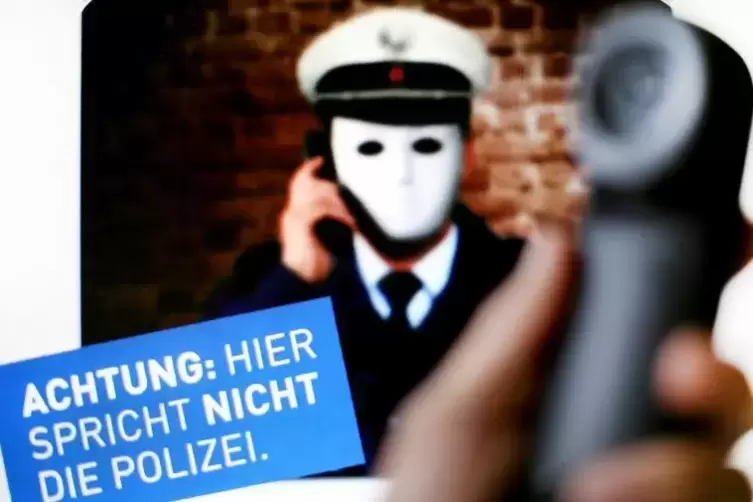 Bei mehreren Anrufen gab sich der Anrufer als Beamter der Polizei Bad Kreuznach aus. Die Polizei rät, sich nicht auf Forderungen