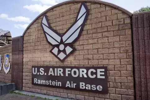 Hintern den Mauern der US-Air Base Ramstein wird auch ein halbes Jahr nach dem tödlichen Unfall auf der Weilerbacher Umgehungsst