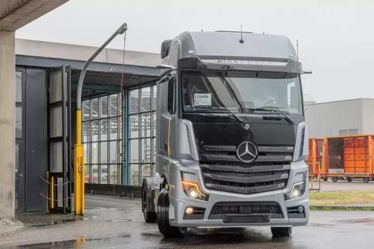 Bis zu 470 Lastwagen werden im Mercedes-Werk in Wörth pro Tag hergestellt: kleinere wie das Modell Atego und große, wie der Actr