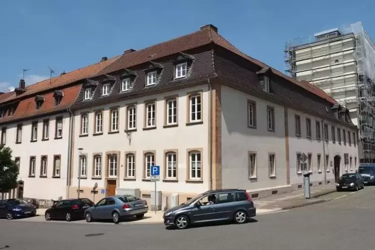 Im alten Bauamtsgebäude an der Ecke Max-/Gymnasiumstraße nutzt derzeit nur der Kinderschutzbund einige Räume.  Foto: Moschel