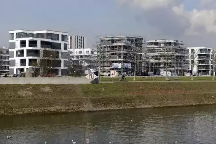 Was Bauen betrifft, ist am Rheinufer Süd schon länger Hochbetrieb.  Archivfoto: KUNZ