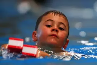 Viele Grundschüler im Landkreis Kaiserslautern können nicht sicher schwimmen, haben Ausbilder beobachtet.  Foto: dpa/FREI