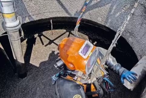 50 Minuten arbeitet je einer der fünf Taucher im Faulturm. Im Dunkeln sind die Hände seine Augen, er muss seine Arbeit ertasten.