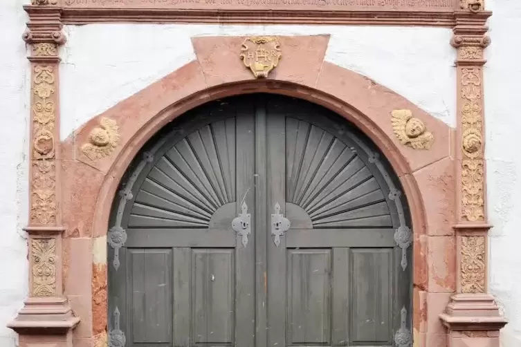 Das Geb&auml;ude mit seinem markanten Tor stammt aus der Zeit um 1600.  Foto: Mehn