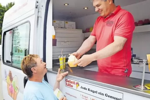 Ein Mann für heiße Tage: Eisverkäufer Calogero Piscopo, hier im Industriegebiet Münchweiler mit Stammkundin Ursula Metzger.