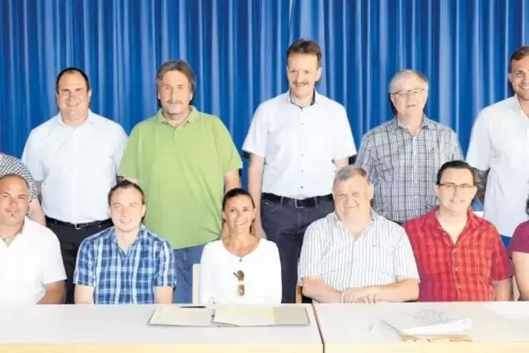 Der neue Gemeinderat. Vorne v.l.: Thorsten Markwart, Daniel Hartmann, Katrin Gard, Erster Beigeordneter Andreas Toni, Philipp Vo