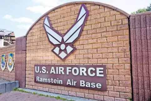 Hintern den Mauern der US-Air Base Ramstein wird auch ein halbes Jahr nach dem tödlichen Unfall auf der Weilerbacher Umgehungsst