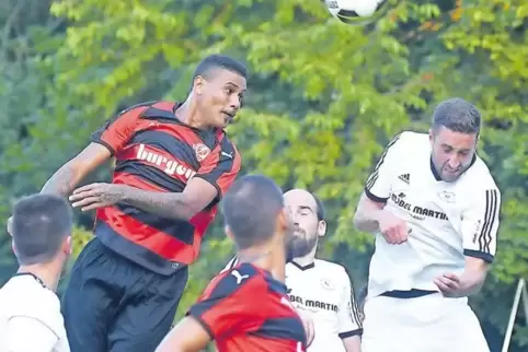 In luftiger Höhe: Kopfballduell zwischen dem Rüssinger Menezes Fontes Gostavo (links) und Max Sponheimer (SG Meisenheim).