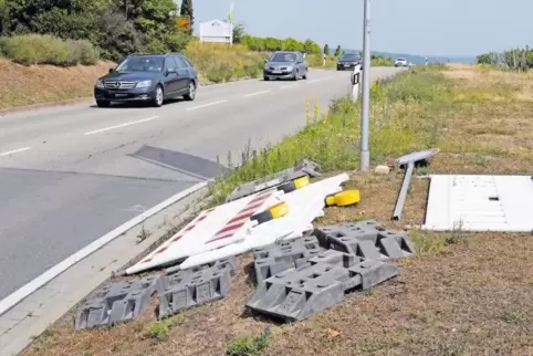 Noch rollt der Verkehr auf der B 271 von Dackenheim in Richtung Herxheim am Berg. Doch die Schilder für die Straßensperrung lieg