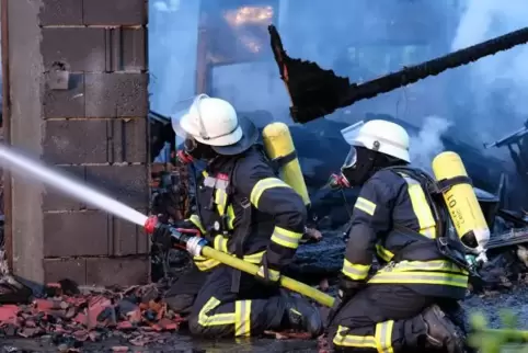 Um den Brand zu löschen, mussten die Feuerwehrleute nah ran.  Foto: Moschel