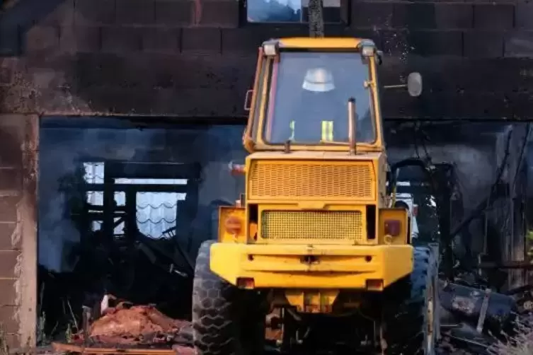 Mit dem Bulldozer r&auml;umte die Feuerwehr Glutnester aus der Werkstatt. Foto: Moschel