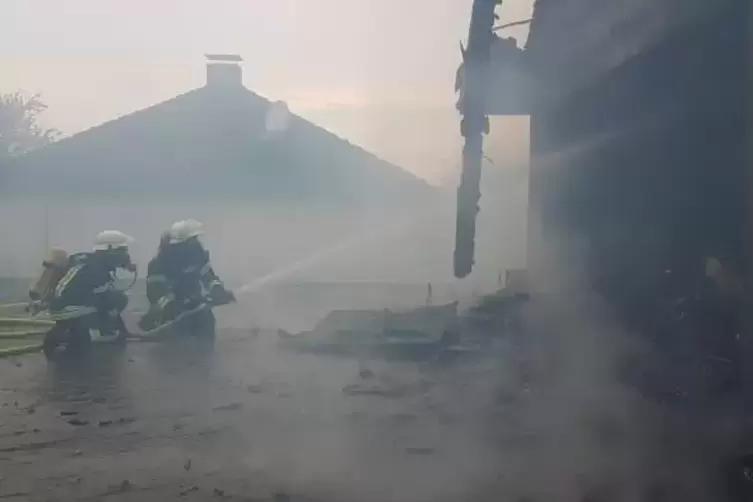 Brand einer Schreinerwerkstatt in Kleinsteinhausen.  Foto: Feuerwehr VG-Zweibr&uuml;cken-Land