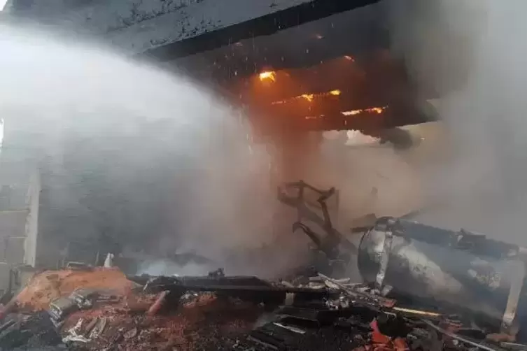 Brand einer Schreinerwerkstatt in Kleinsteinhausen.  Foto: Feuerwehr VG-Zweibr&uuml;cken-Land