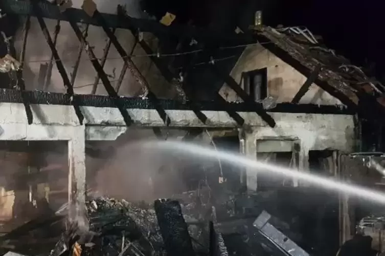 Brand einer Schreinerwerkstatt in Kleinsteinhausen.  Foto: Feuerwehr VG-Zweibr&uuml;cken-Land